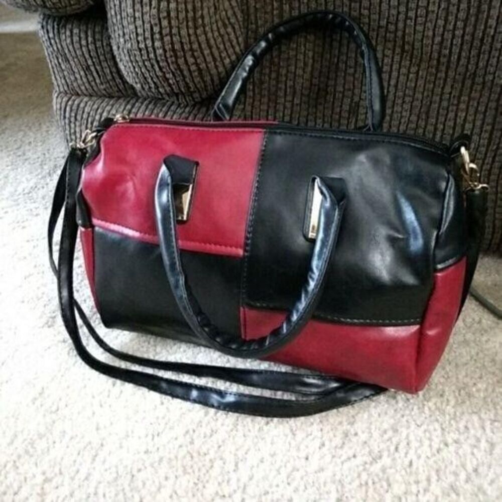 Purse with alternating black and red pattern